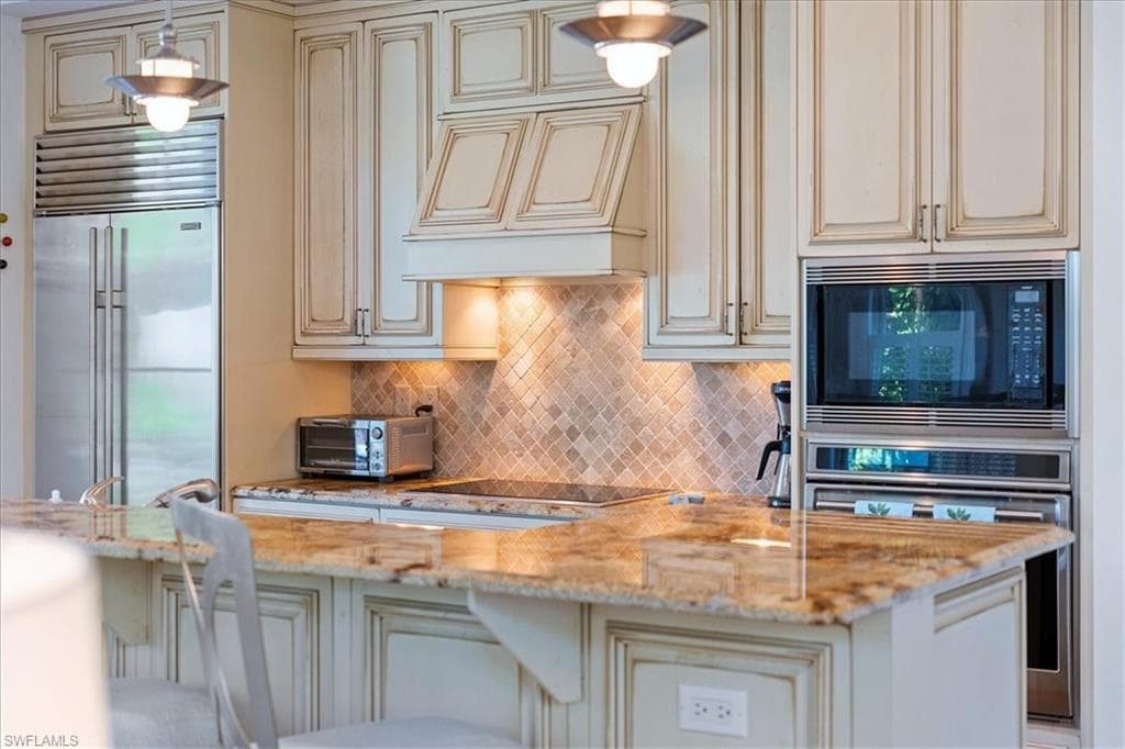 215 5th St S, Naples, FL 34102-3