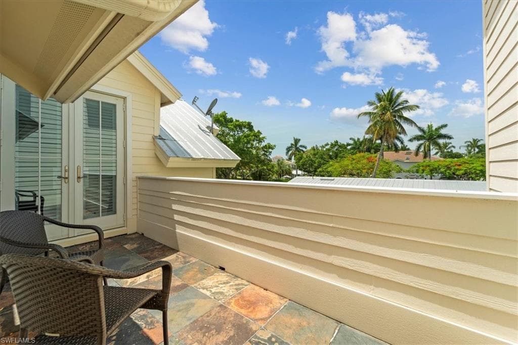 215 5th St S, Naples, FL 34102-48