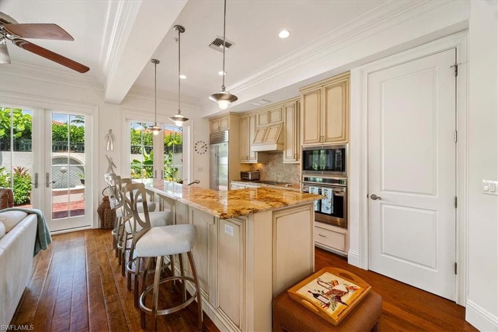 215 5th St S, Naples, FL 34102-4