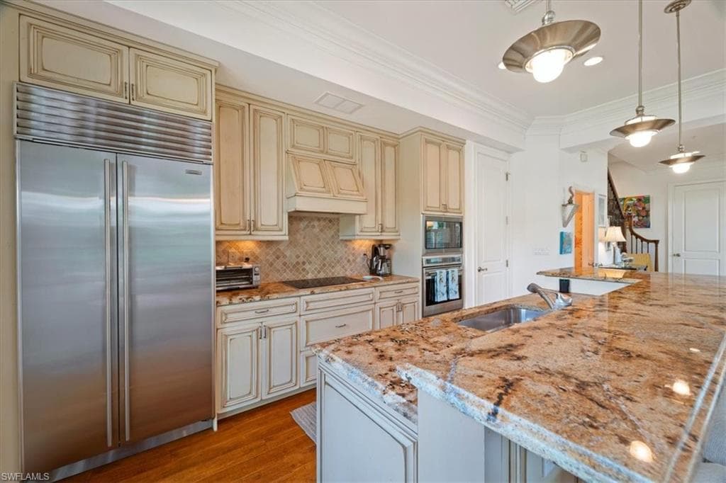 215 5th St S, Naples, FL 34102-6