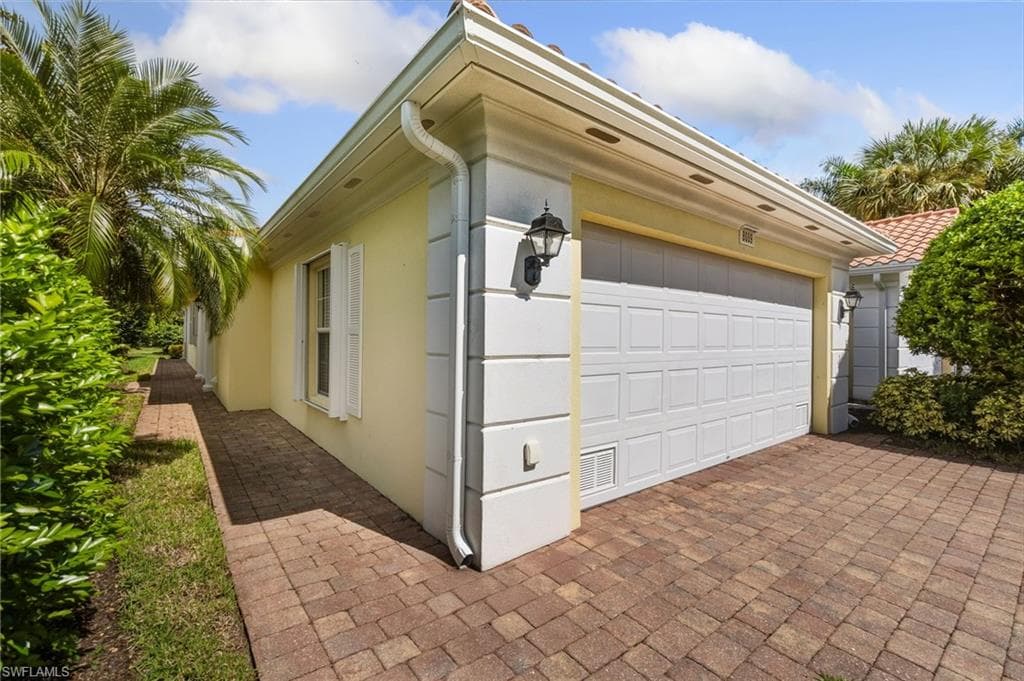 8089 Xenia Ln, Naples, FL 34114-2