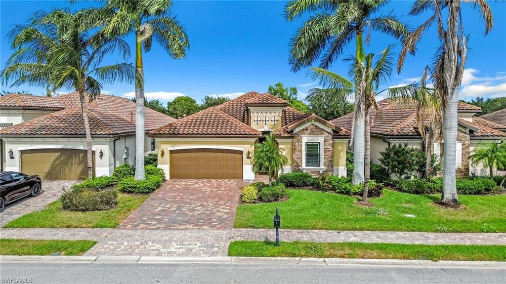 2834 Aviamar Cir, Naples, FL 34114-1
