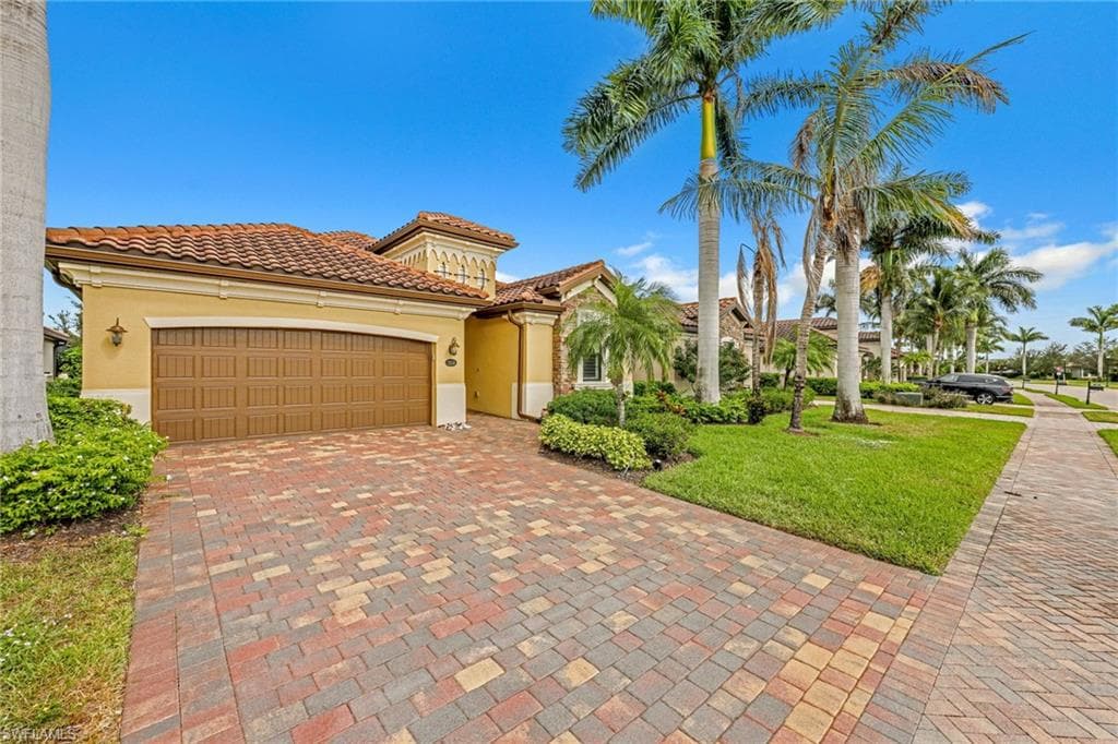 2834 Aviamar Cir, Naples, FL 34114-36
