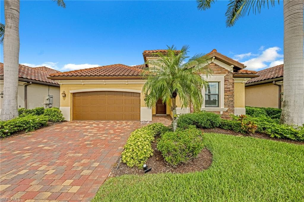 2834 Aviamar Cir, Naples, FL 34114-37