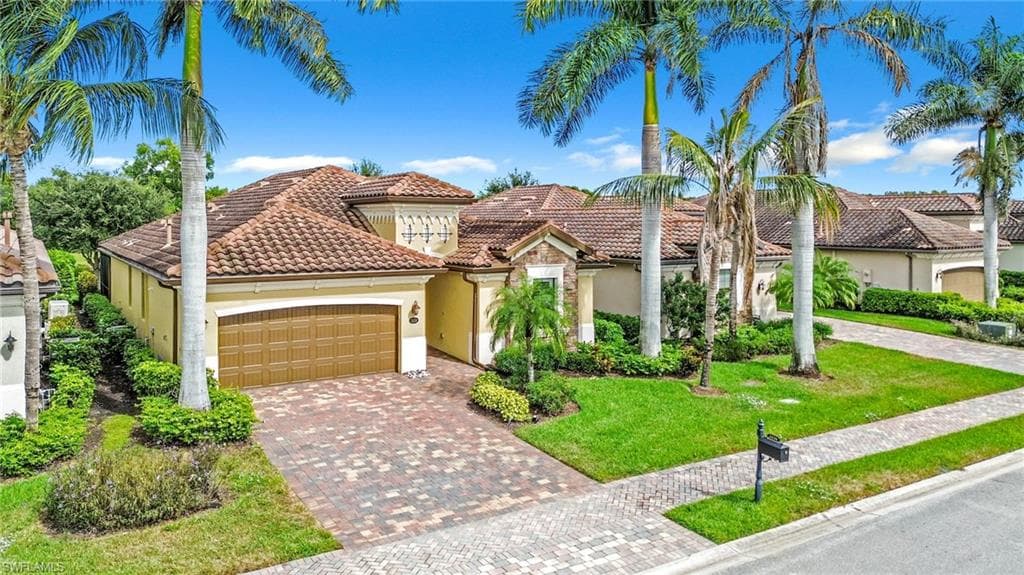 2834 Aviamar Cir, Naples, FL 34114-2