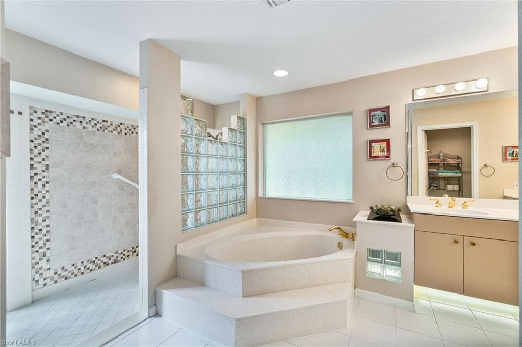 9895 El Greco Cir, Bonita Springs, FL 34135-32