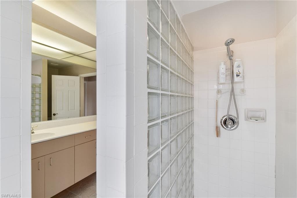 9895 El Greco Cir, Bonita Springs, FL 34135-40