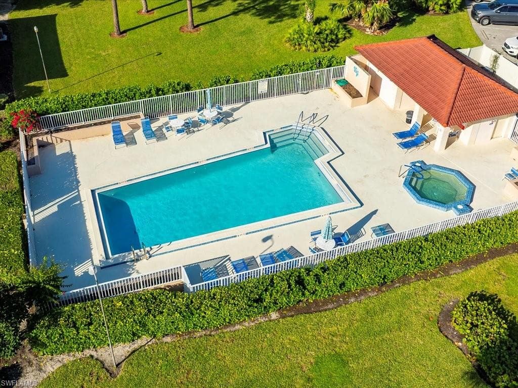 1001 Foxfire Ln 204, Naples, FL 34104-21