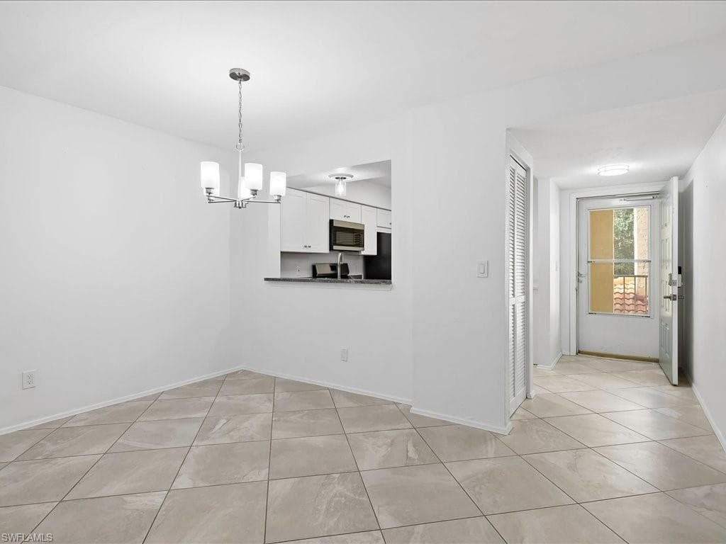 1001 Foxfire Ln 204, Naples, FL 34104-5