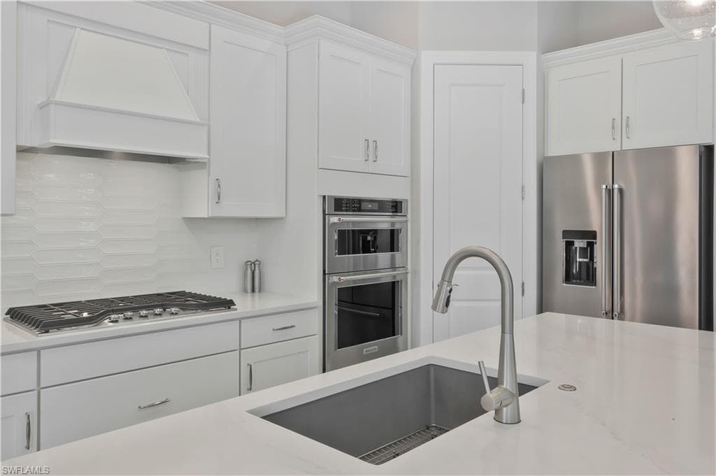 9815 Everglades Dr, Naples, FL 34120-8