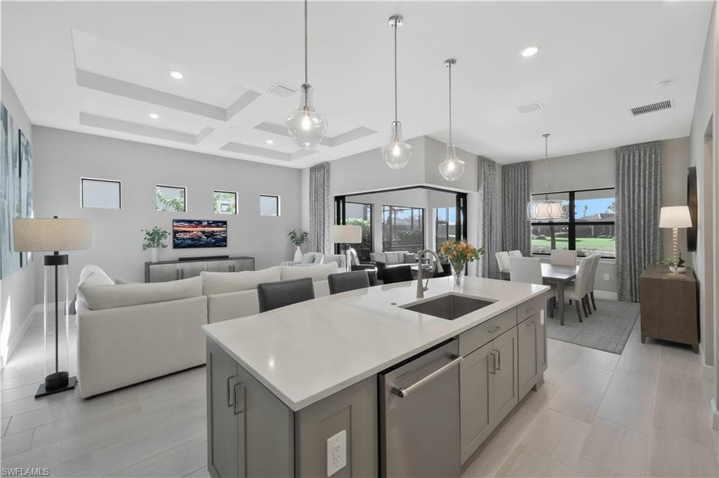 9815 Everglades Dr, Naples, FL 34120-9