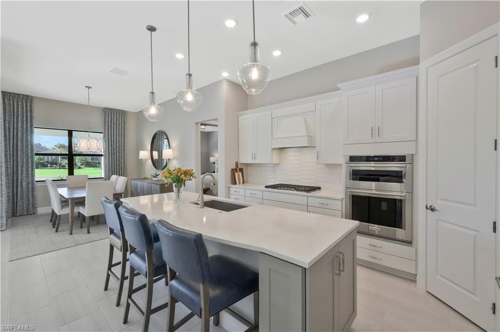 9815 Everglades Dr, Naples, FL 34120-11