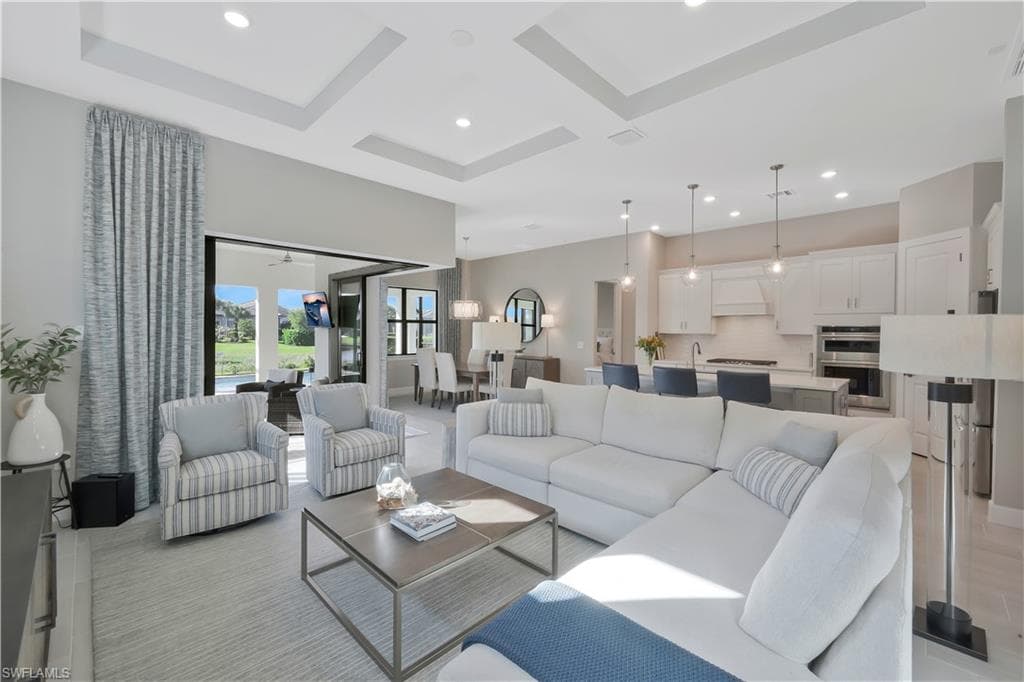 9815 Everglades Dr, Naples, FL 34120-4