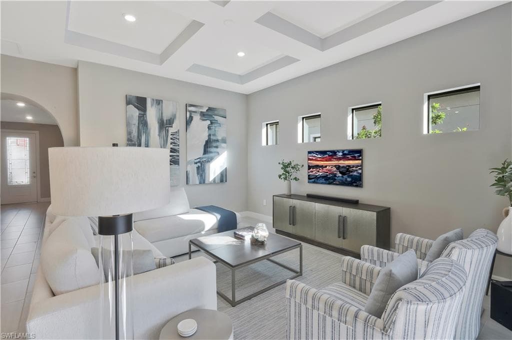 9815 Everglades Dr, Naples, FL 34120-5