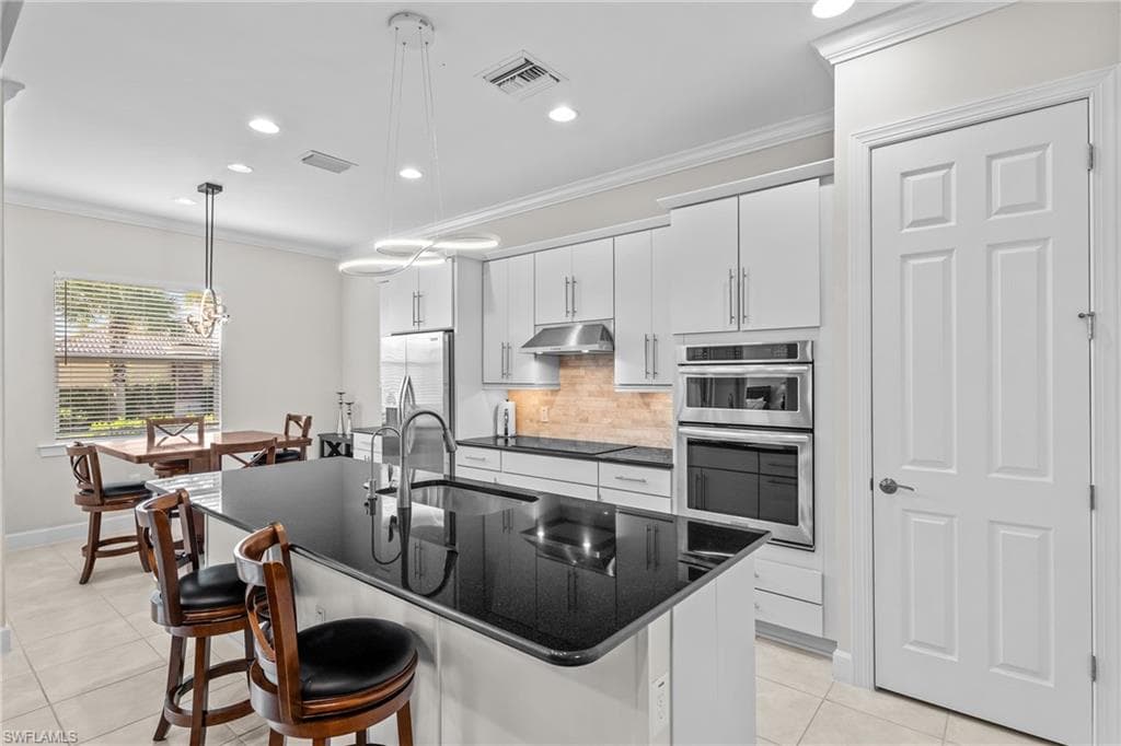 9328 Fieldstone Ln, Naples, FL 34120-9