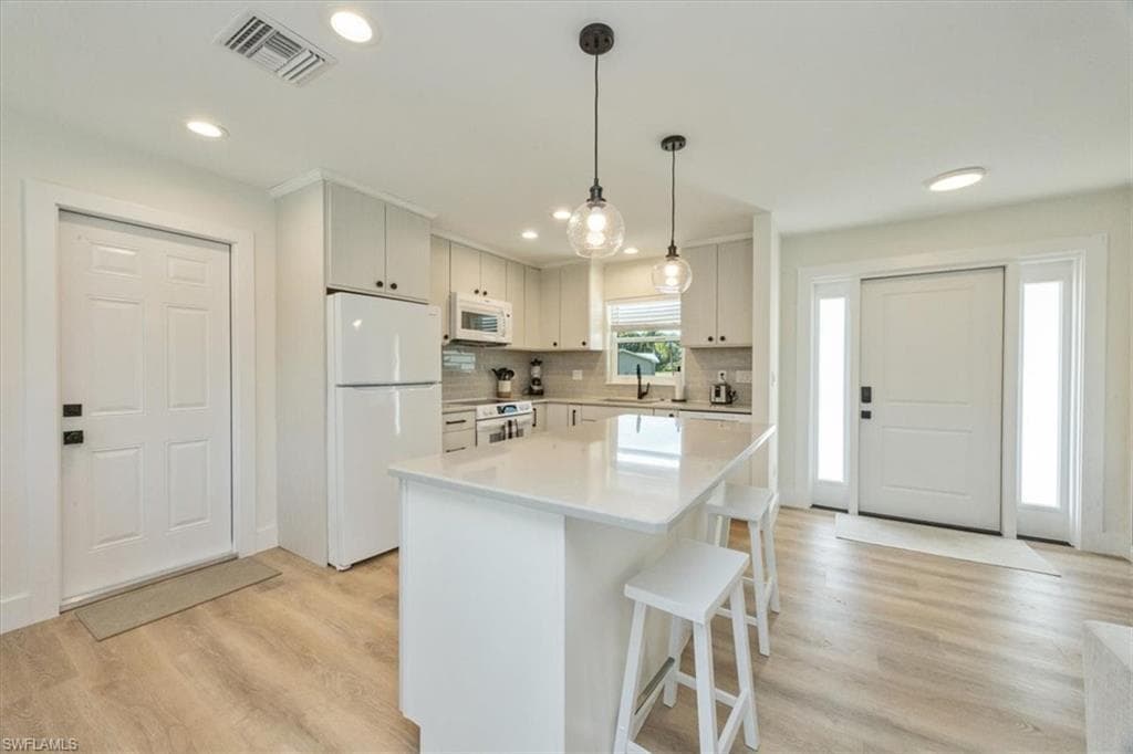 3560 Corana Way, Naples, FL 34105-8