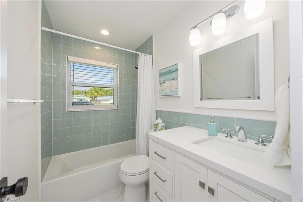 3560 Corana Way, Naples, FL 34105-18