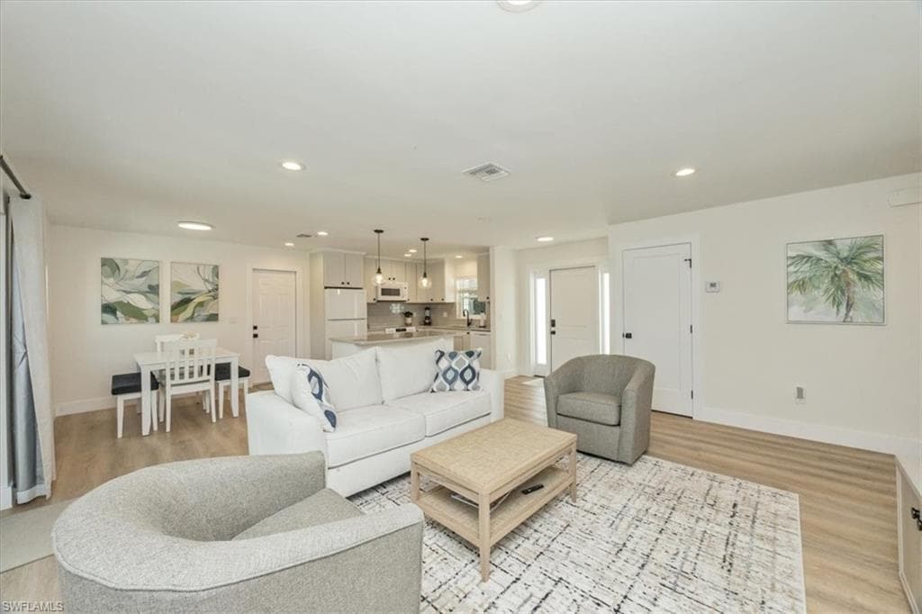 3560 Corana Way, Naples, FL 34105-4