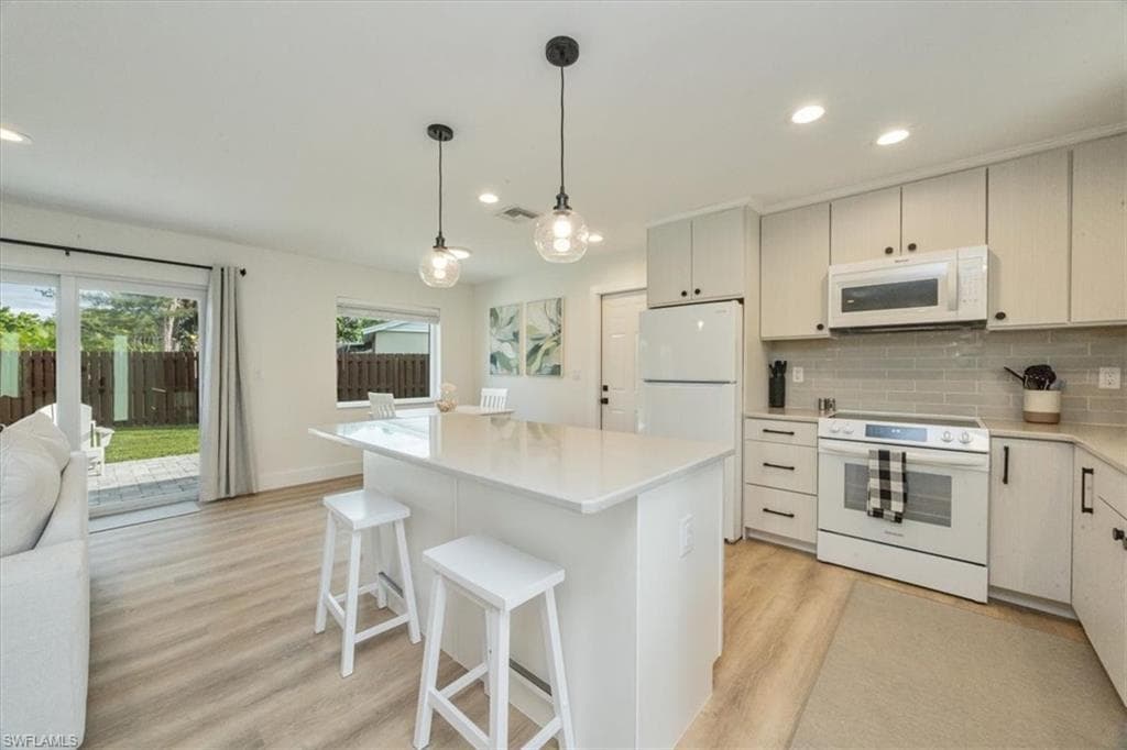 3560 Corana Way, Naples, FL 34105-5