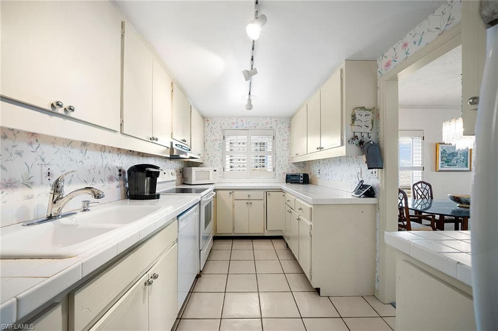 2885 Gulf Shore Blvd N 304, Naples, FL 34103-7