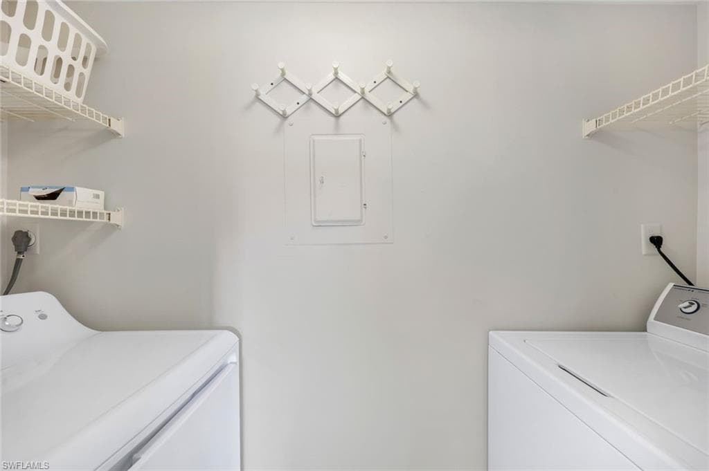 37 High Point Cir E 109, Naples, FL 34103-18