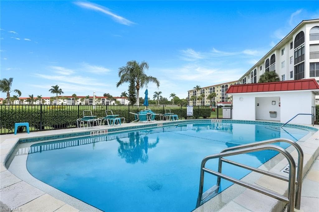 37 High Point Cir E 109, Naples, FL 34103-23