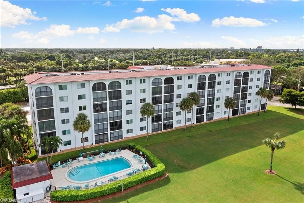 37 High Point Cir E 109, Naples, FL 34103-25