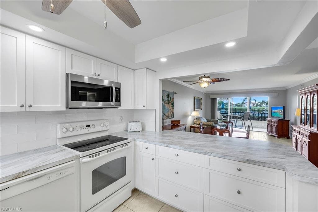 37 High Point Cir E 109, Naples, FL 34103-2