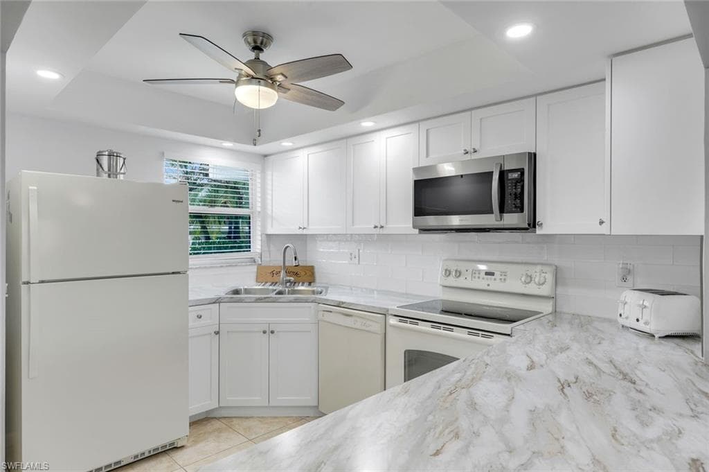 37 High Point Cir E 109, Naples, FL 34103-3