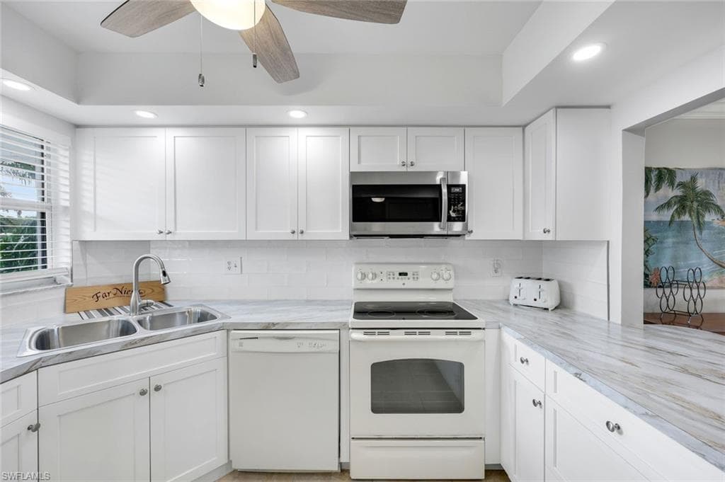 37 High Point Cir E 109, Naples, FL 34103-4