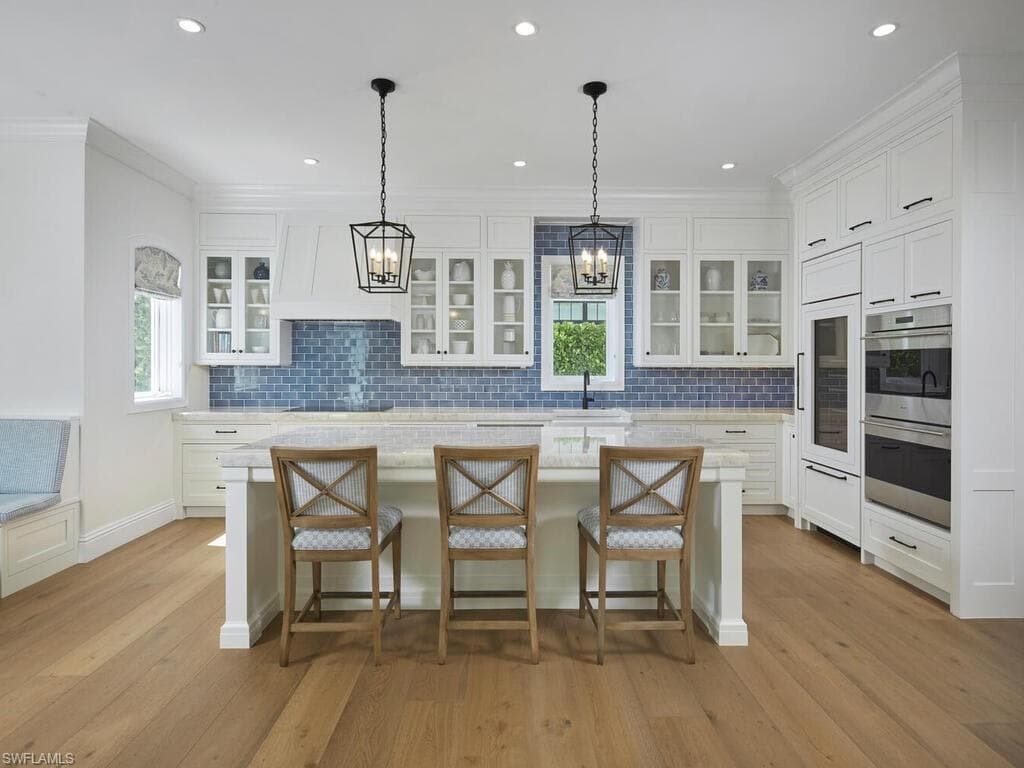 570 2nd Ave N, Naples, FL 34102-8