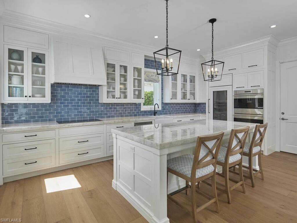 570 2nd Ave N, Naples, FL 34102-9