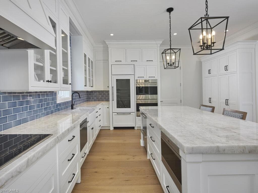 570 2nd Ave N, Naples, FL 34102-10