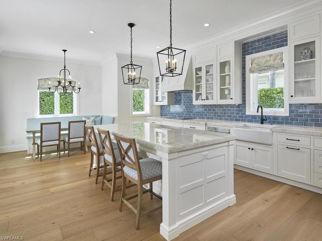 570 2nd Ave N, Naples, FL 34102-11