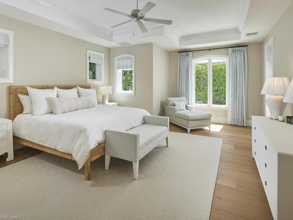 570 2nd Ave N, Naples, FL 34102-15