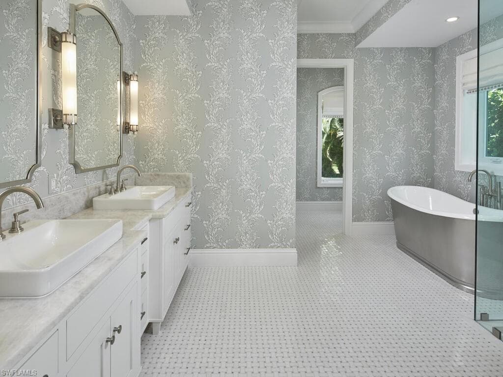 570 2nd Ave N, Naples, FL 34102-16