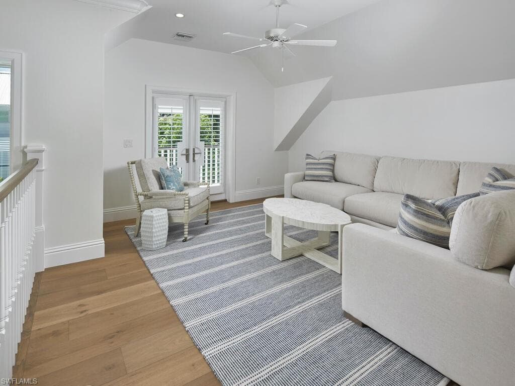 570 2nd Ave N, Naples, FL 34102-21