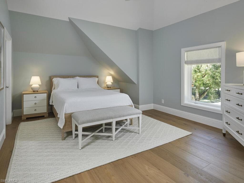 570 2nd Ave N, Naples, FL 34102-24