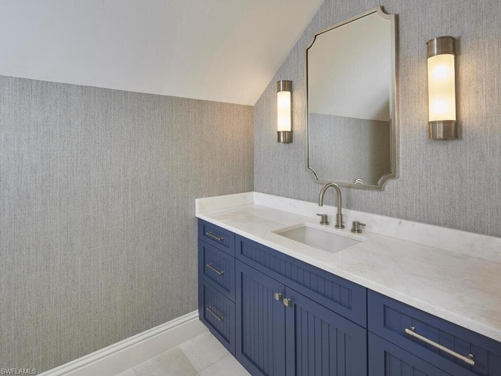 570 2nd Ave N, Naples, FL 34102-28