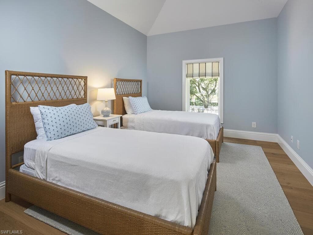 570 2nd Ave N, Naples, FL 34102-30