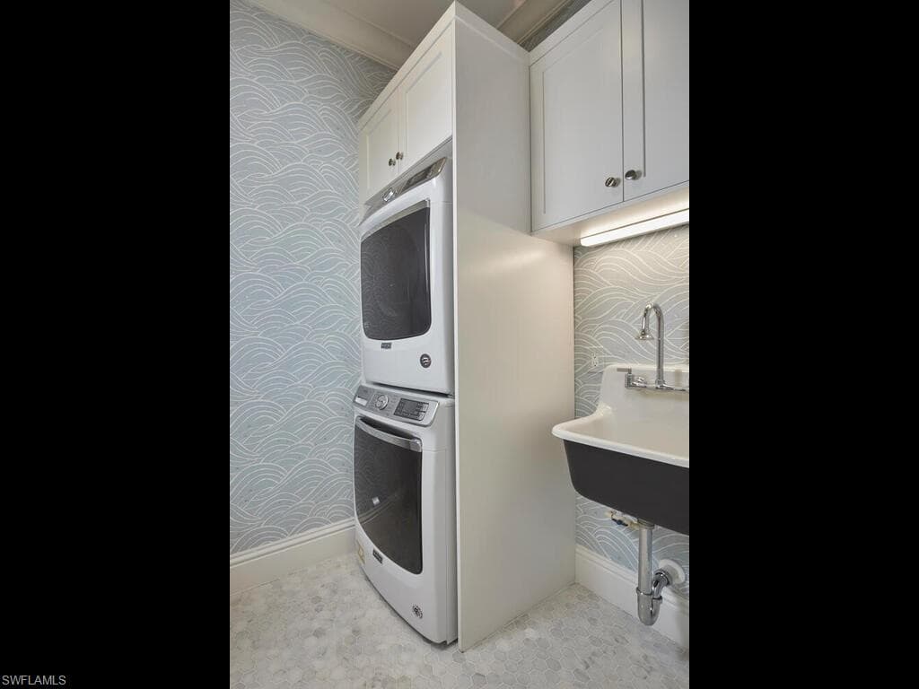 570 2nd Ave N, Naples, FL 34102-31