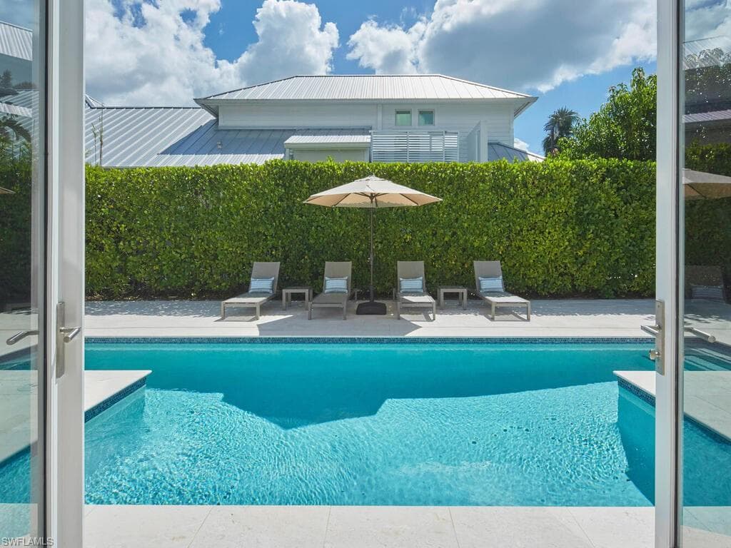 570 2nd Ave N, Naples, FL 34102-32