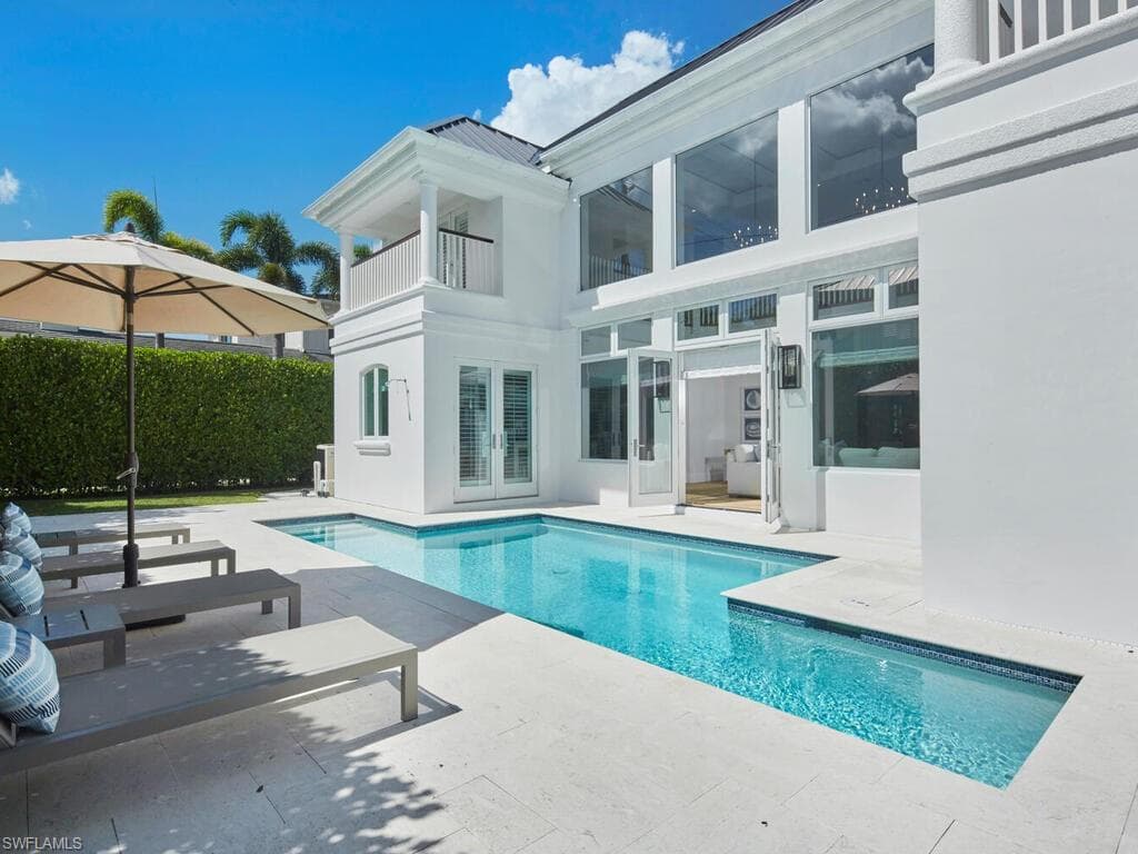 570 2nd Ave N, Naples, FL 34102-33