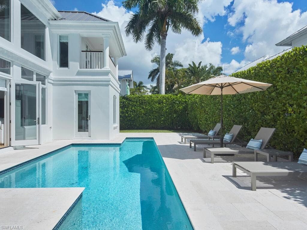 570 2nd Ave N, Naples, FL 34102-34