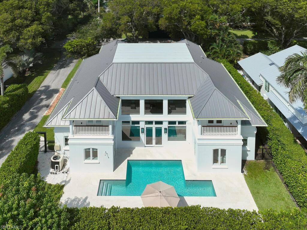 570 2nd Ave N, Naples, FL 34102-37