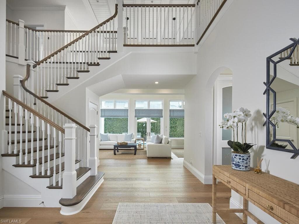 570 2nd Ave N, Naples, FL 34102-2