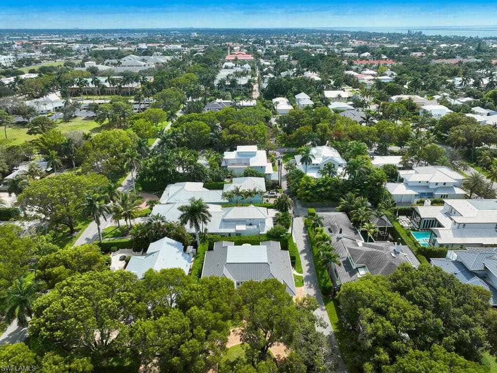 570 2nd Ave N, Naples, FL 34102-38