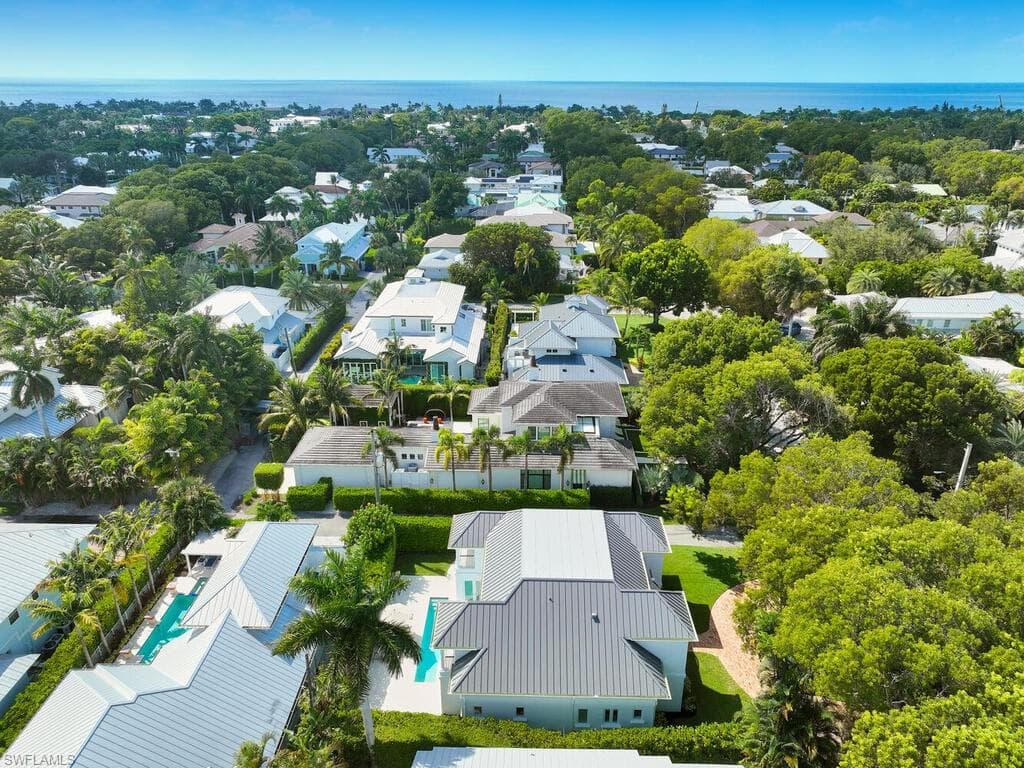 570 2nd Ave N, Naples, FL 34102-39