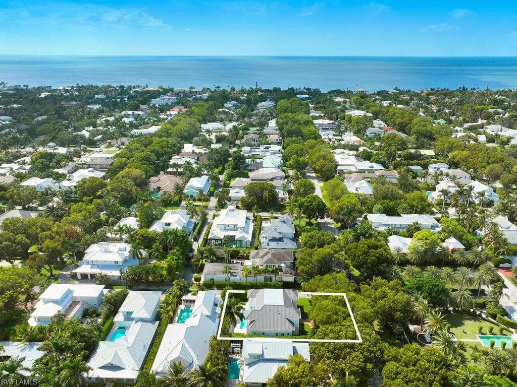 570 2nd Ave N, Naples, FL 34102-40