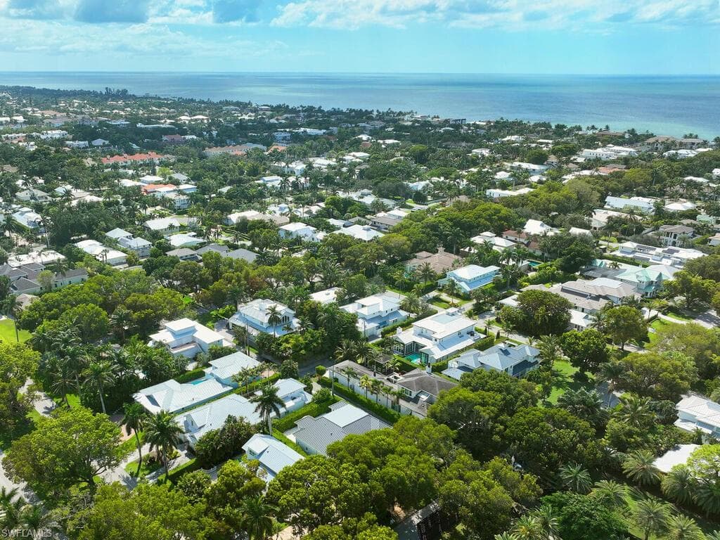 570 2nd Ave N, Naples, FL 34102-41